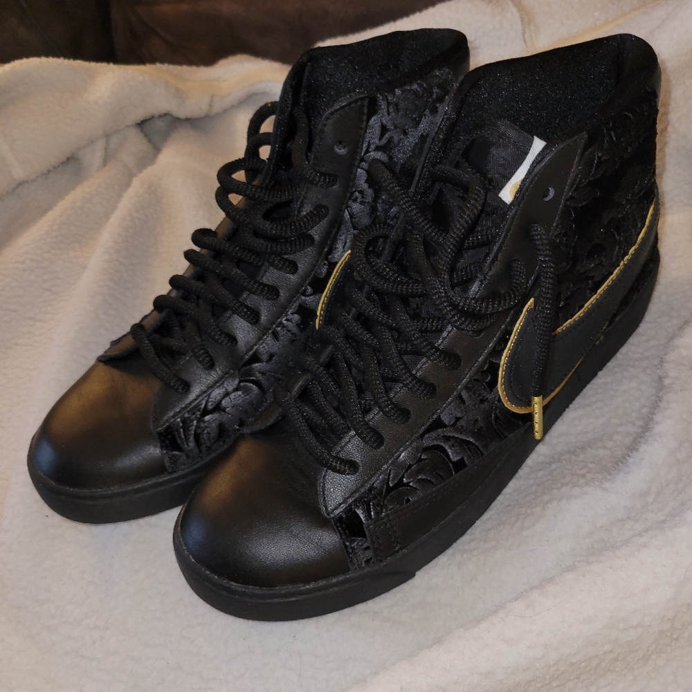 Nike NWOT Women's Size 7 Black Decorative Sneakers